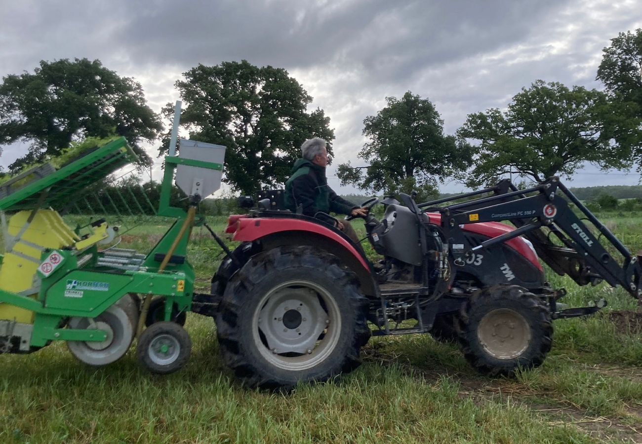 Bauern fährt mit Trecker über das Feld